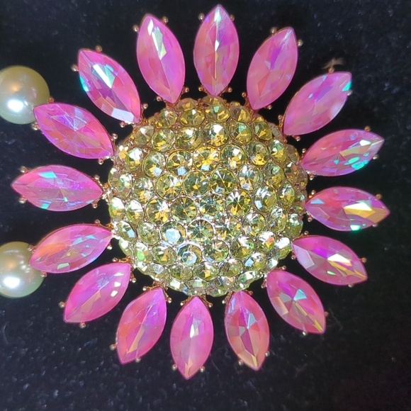 ❤️ NWT Betsey Johnson Floral Pendant Faux Pearls Necklace - Picture 2 of 4